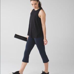 Lululemon gather and crow crops